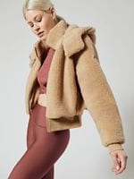 1-alo-foxy-sherpa-jacket-outerwear-camel